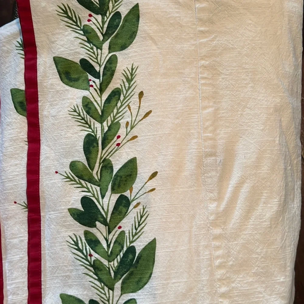 Threshold Christmas holly Tablecloth